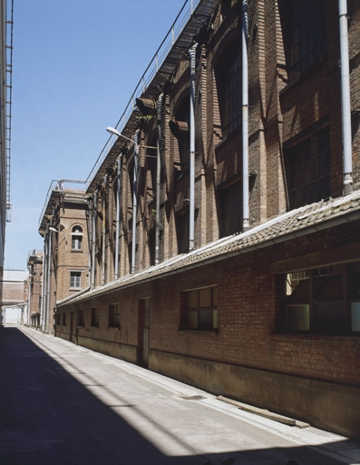 Façade ouest de l'ancien atelier des grandes dynamos. © Jérôme Mongreville / Région Bourgogne-Franche-Comté, Inventaire du patrimoine - 2002