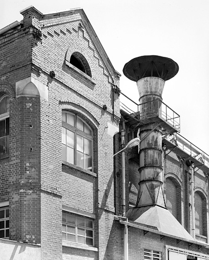 Détail de la façade ouest de l'ancien atelier des grandes dynamos. © Jérôme Mongreville / Région Bourgogne-Franche-Comté, Inventaire du patrimoine - 2002