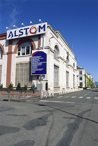 Alignement de façades depuis la porte des 3 Chênes. © Jérôme Mongreville / Région Bourgogne-Franche-Comté, Inventaire du patrimoine - 2002