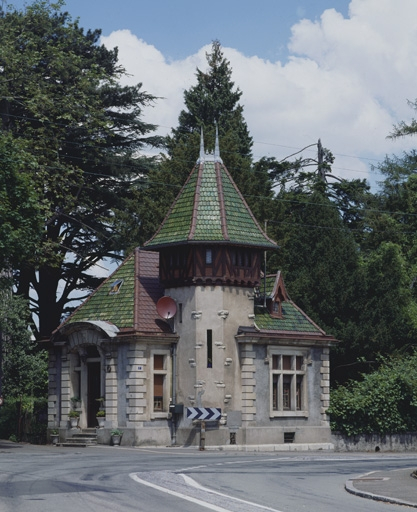 La conciergerie depuis le sud-ouest. © Yves Sancey / Région Bourgogne-Franche-Comté, Inventaire du patrimoine - 2002 La conciergerie depuis le sud-ouest. © Yves Sancey / Région Bourgogne-Franche-Comté, Inventaire du patrimoine - 2002