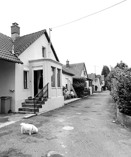 Alignement de maisons rue Bel-Air. © Yves Sancey / Région Bourgogne-Franche-Comté, Inventaire du patrimoine - 2002