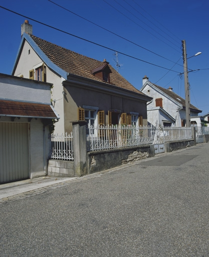 Maison individuelle au n° 4 rue de la Montre : vue de trois quarts. © Yves Sancey / Région Bourgogne-Franche-Comté, Inventaire du patrimoine - 2002