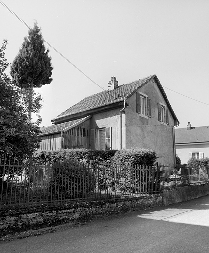 Maison au n° 12 de la rue : vue de trois quarts. © Yves Sancey / Région Bourgogne-Franche-Comté, Inventaire du patrimoine - 2002