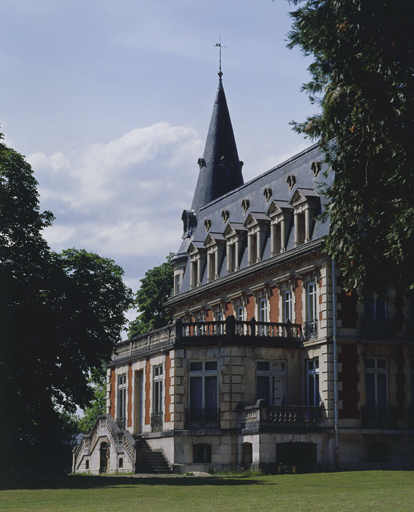 Façade sud vue de trois quarts. © Yves Sancey / Région Bourgogne-Franche-Comté, Inventaire du patrimoine - 2002