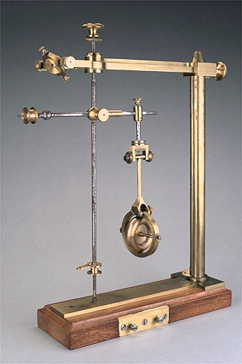 Montage : pendule de M. Sire, vu de trois quarts. © Jérôme Mongreville / Région Bourgogne-Franche-Comté, Inventaire du patrimoine - 2003