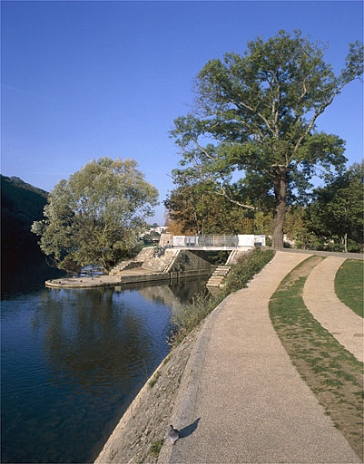 Chemin de halage et débouché du chenal dans le Doubs, depuis l'aval. © Jérôme Mongreville / Région Bourgogne-Franche-Comté, Inventaire du patrimoine - 2003