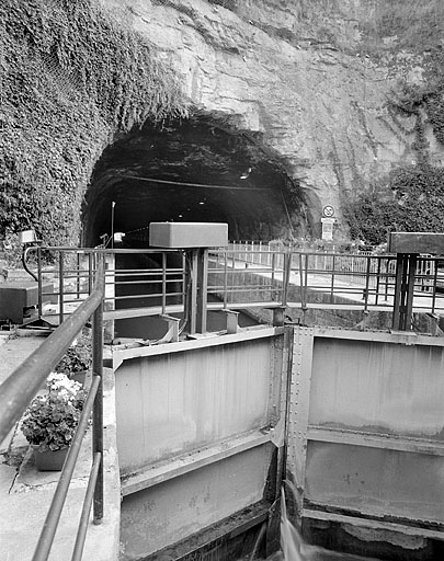 Porte aval de l'écluse et tunnel. © Jérôme Mongreville / Région Bourgogne-Franche-Comté, Inventaire du patrimoine - 2003 Porte aval de l'écluse et tunnel. © Jérôme Mongreville / Région Bourgogne-Franche-Comté, Inventaire du patrimoine - 2003