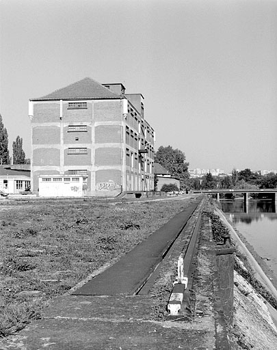 Entrepôt et quai, depuis l'amont (vue rapprochée) © Jérôme Mongreville / Région Bourgogne-Franche-Comté, Inventaire du patrimoine - 2003 Entrepôt et quai, depuis l'amont (vue rapprochée) © Jérôme Mongreville / Région Bourgogne-Franche-Comté, Inventaire du patrimoine - 2003