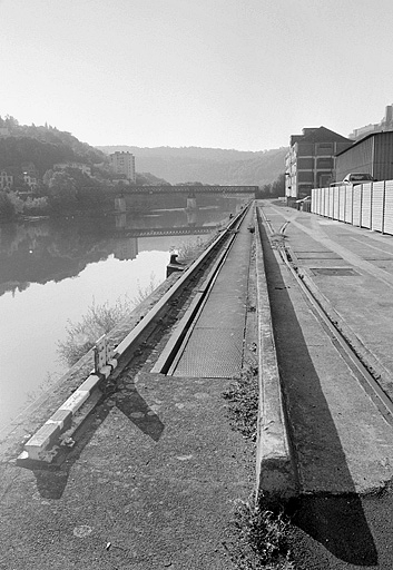 Port fluvial : quai et vestiges de la voie de roulement de la grue mobile, depuis l'aval. © Jérôme Mongreville / Région Bourgogne-Franche-Comté, Inventaire du patrimoine - 2003 Port fluvial : quai et vestiges de la voie de roulement de la grue mobile, depuis l'aval. © Jérôme Mongreville / Région Bourgogne-Franche-Comté, Inventaire du patrimoine - 2003