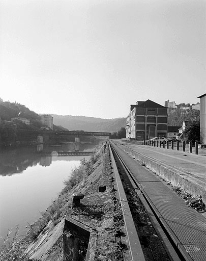 Entrepôt et quai, depuis l'aval. © Jérôme Mongreville / Région Bourgogne-Franche-Comté, Inventaire du patrimoine - 2003 Entrepôt et quai, depuis l'aval. © Jérôme Mongreville / Région Bourgogne-Franche-Comté, Inventaire du patrimoine - 2003
