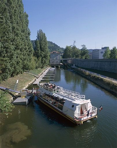 Le port de Saint-Paul sur le canal, avec le moulin en arrière-plan. © Jérôme Mongreville / Région Bourgogne-Franche-Comté, Inventaire du patrimoine - 2003