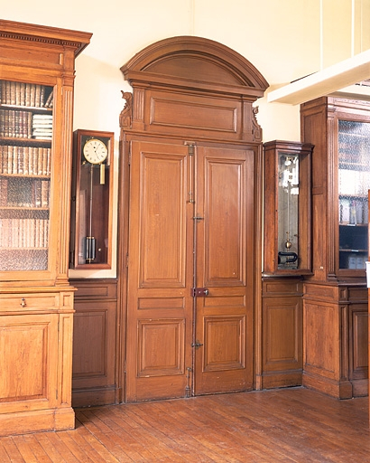 Vue d'ensemble dans la bibliothèque. L'horloge est à droite de la porte. © Jérôme Mongreville / Région Bourgogne-Franche-Comté, Inventaire du patrimoine - 2003