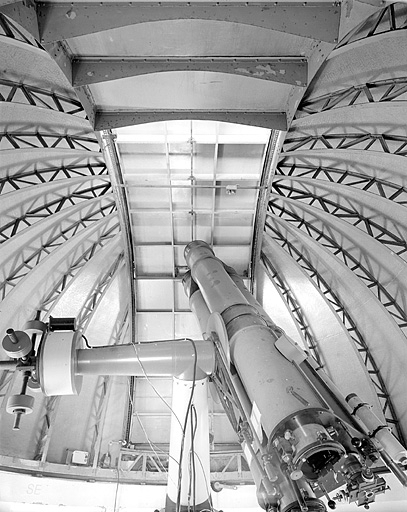 L'astrographe pointant vers le ciel, devant la coupole fermée. © Jérôme Mongreville / Région Bourgogne-Franche-Comté, Inventaire du patrimoine - 2003