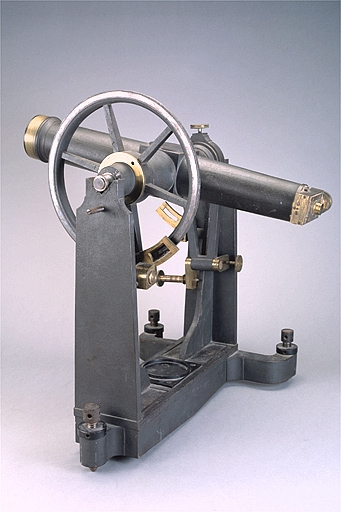 La lunette, vue de trois quarts, avec au premier plan, le cercle gradué en laiton. © Jérôme Mongreville / Région Bourgogne-Franche-Comté, Inventaire du patrimoine - 2003