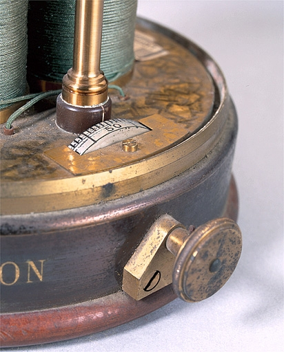 Graduations sur le socle d'un relais. © Jérôme Mongreville / Région Bourgogne-Franche-Comté, Inventaire du patrimoine - 2003