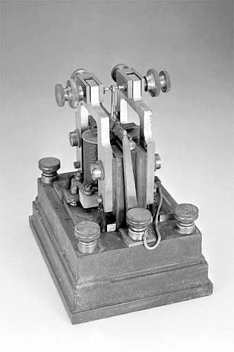 Vue latérale de l'un des relais sans couvercle. © Jérôme Mongreville / Région Bourgogne-Franche-Comté, Inventaire du patrimoine - 2003