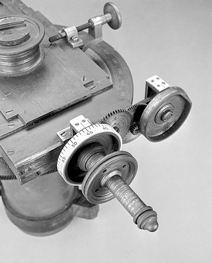 Le châssis porte-oculaire, avec la vis tangente à double graduation. © Jérôme Mongreville / Région Bourgogne-Franche-Comté, Inventaire du patrimoine - 2003