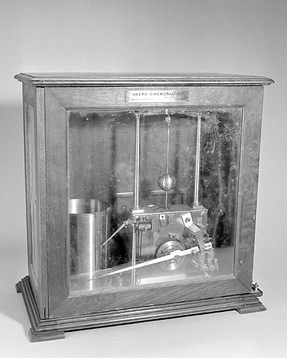 Vue d'ensemble de l'instrument, dans sa boîte vitrée. © Jérôme Mongreville / Région Bourgogne-Franche-Comté, Inventaire du patrimoine - 2003