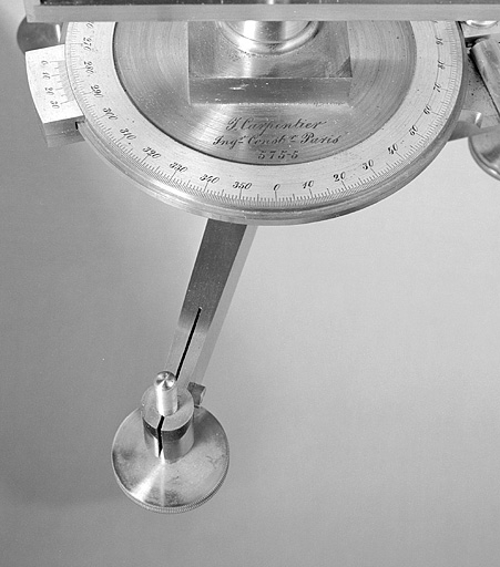 Vue de détail du limbe gradué, du vernier et de l'inscription concernant le fabricant. © Jérôme Mongreville / Région Bourgogne-Franche-Comté, Inventaire du patrimoine - 2003