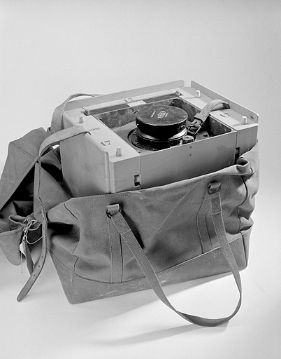 Vue d'ensemble de l'appareil rangé dans sa housse de transport. © Jérôme Mongreville / Région Bourgogne-Franche-Comté, Inventaire du patrimoine - 2003