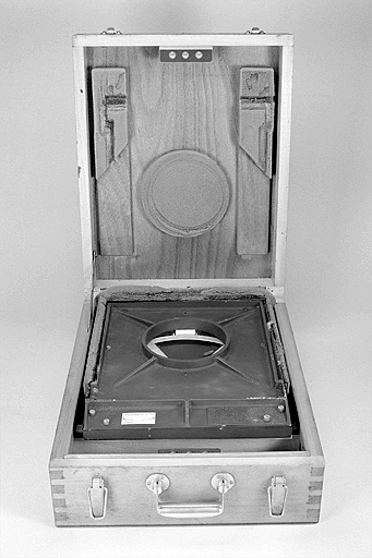 L'obturateur dans sa boîte de transport. © Jérôme Mongreville / Région Bourgogne-Franche-Comté, Inventaire du patrimoine - 2003