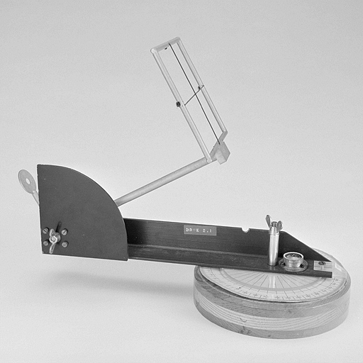 Vue latérale gauche de la mire avec niveau circulaire. © Jérôme Mongreville / Région Bourgogne-Franche-Comté, Inventaire du patrimoine - 2003