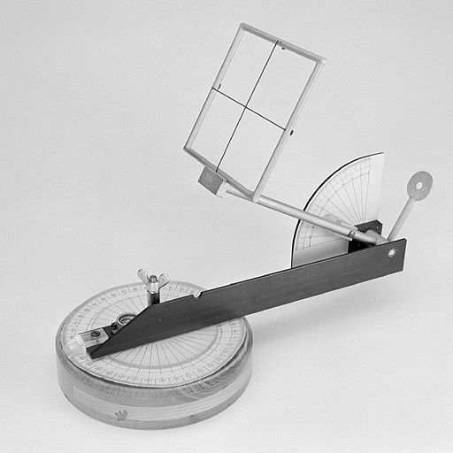 Vue latérale droite de la mire avec niveau circulaire. © Jérôme Mongreville / Région Bourgogne-Franche-Comté, Inventaire du patrimoine - 2003