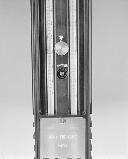 Graduations et plaque portant le nom du fabricant. © Jérôme Mongreville / Région Bourgogne-Franche-Comté, Inventaire du patrimoine - 2003