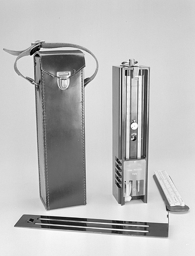 Vue d'ensemble de l'instrument, face avant ouverte, avec ses accessoires. © Jérôme Mongreville / Région Bourgogne-Franche-Comté, Inventaire du patrimoine - 2003