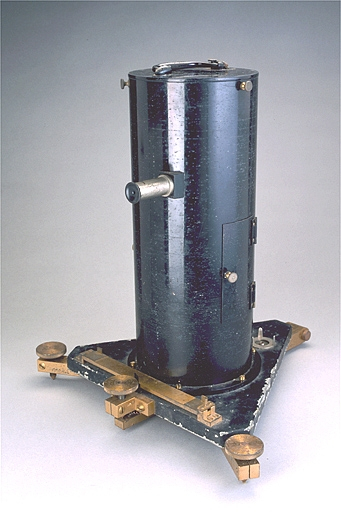 Vue d'ensemble de l'appareil, avec son cylindre de protection. © Jérôme Mongreville / Région Bourgogne-Franche-Comté, Inventaire du patrimoine - 2003