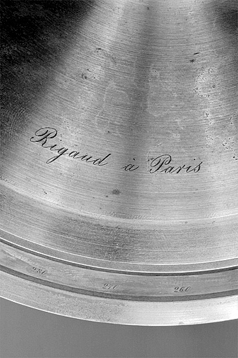 Inscription concernant le fabricant. © Jérôme Mongreville / Région Bourgogne-Franche-Comté, Inventaire du patrimoine - 2003