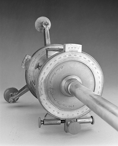 Vue de détail des deux cercles horizontaux gradués et de la signature. © Jérôme Mongreville / Région Bourgogne-Franche-Comté, Inventaire du patrimoine - 2003