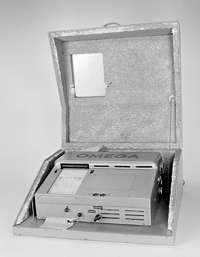Chronographe Oméga Time Recorder : vue d'ensemble dans sa boîte. © Jérôme Mongreville / Région Bourgogne-Franche-Comté, Inventaire du patrimoine - 2003