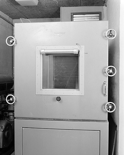 Enceinte d'essais : porte fermée. © Jérôme Mongreville / Région Bourgogne-Franche-Comté, Inventaire du patrimoine - 2003 Enceinte d'essais : porte fermée. © Jérôme Mongreville / Région Bourgogne-Franche-Comté, Inventaire du patrimoine - 2003