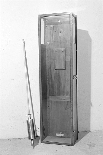 La caisse de transport. Le balancier à gauche n'appartient pas à l'horloge. © Jérôme Mongreville / Région Bourgogne-Franche-Comté, Inventaire du patrimoine - 2003