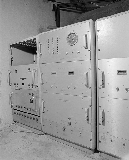 De gauche à droite, la station de secours (5e armoire) et les deux armoires des comparateurs de fréquence (3e et 4e armoires). © Jérôme Mongreville / Région Bourgogne-Franche-Comté, Inventaire du patrimoine - 2003 De gauche à droite, la station de secours (5e armoire) et les deux armoires des comparateurs de fréquence (3e et 4e armoires). © Jérôme Mongreville / Région Bourgogne-Franche-Comté, Inventaire du patrimoine - 2003