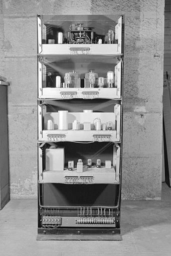 Dispositif de comparaison : face arrière, caches ôtés. © Jérôme Mongreville / Région Bourgogne-Franche-Comté, Inventaire du patrimoine - 2003 Dispositif de comparaison : face arrière, caches ôtés. © Jérôme Mongreville / Région Bourgogne-Franche-Comté, Inventaire du patrimoine - 2003