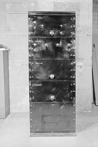 Dispositif de comparaison : face avant. © Jérôme Mongreville / Région Bourgogne-Franche-Comté, Inventaire du patrimoine - 2003 Dispositif de comparaison : face avant. © Jérôme Mongreville / Région Bourgogne-Franche-Comté, Inventaire du patrimoine - 2003