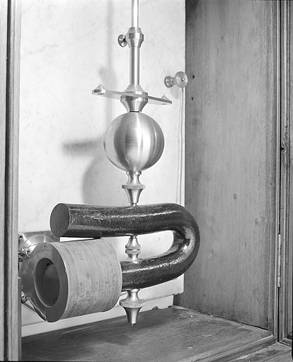 Le balancier (avec masse circulaire et aimant). © Jérôme Mongreville / Région Bourgogne-Franche-Comté, Inventaire du patrimoine - 2003