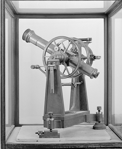 Vue d'ensemble, de trois quarts, côté oculaire. © Yves Sancey / Région Bourgogne-Franche-Comté, Inventaire du patrimoine - 2003 Vue d'ensemble, de trois quarts, côté oculaire. © Yves Sancey / Région Bourgogne-Franche-Comté, Inventaire du patrimoine - 2003