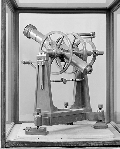 Vue d'ensemble, de trois quarts, côté oculaire. © Yves Sancey / Région Bourgogne-Franche-Comté, Inventaire du patrimoine - 2003 Vue d'ensemble, de trois quarts, côté oculaire. © Yves Sancey / Région Bourgogne-Franche-Comté, Inventaire du patrimoine - 2003