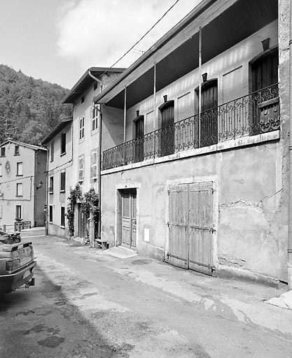 Corps de bâtiment 4 rue Traversière, de trois quarts droite. © Yves Sancey / Région Bourgogne-Franche-Comté, Inventaire du patrimoine - 2003