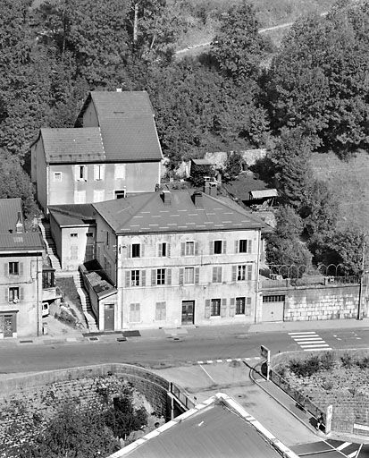 Maison avec atelier (19e siècle) aux n° 35 et 35 bis rue de la République. Maison (AD 211) bâtie vers 1840. © Yves Sancey / Région Bourgogne-Franche-Comté, Inventaire du patrimoine - 2003