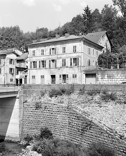 Vue d'ensemble, de trois quarts droite. © Yves Sancey / Région Bourgogne-Franche-Comté, Inventaire du patrimoine - 2003