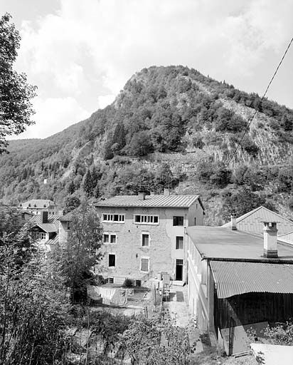 Immeuble avec atelier (19e siècle) au n° 39 rue de la République : fenêtres lunetières. Immeuble (AD 47) : façade postérieure. © Yves Sancey / Région Bourgogne-Franche-Comté, Inventaire du patrimoine - 2003