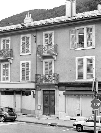 Façade antérieure, avant restauration : travée de la porte d'entrée. © Yves Sancey / Région Bourgogne-Franche-Comté, Inventaire du patrimoine - 2003