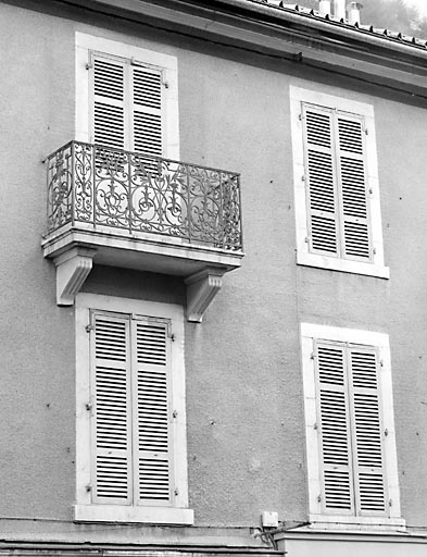 Balcon et baies des étages carrés, avant restauration. © Yves Sancey / Région Bourgogne-Franche-Comté, Inventaire du patrimoine - 2003