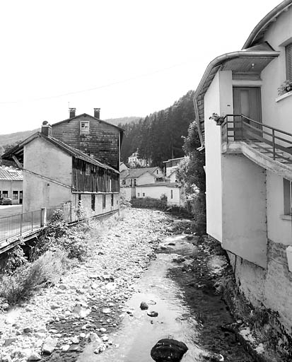 La Bienne au niveau de la cour Paul Odobey et du cinéma. © Yves Sancey / Région Bourgogne-Franche-Comté, Inventaire du patrimoine - 2003 La Bienne au niveau de la cour Paul Odobey et du cinéma. © Yves Sancey / Région Bourgogne-Franche-Comté, Inventaire du patrimoine - 2003