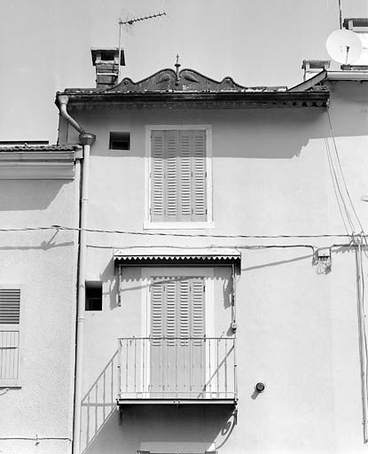 Maison avec atelier (19e siècle) au n° 3 rue Raspail : balcon et couronnement métallique. Maison (AE 68 et 69). © Yves Sancey / Région Bourgogne-Franche-Comté, Inventaire du patrimoine - 2003