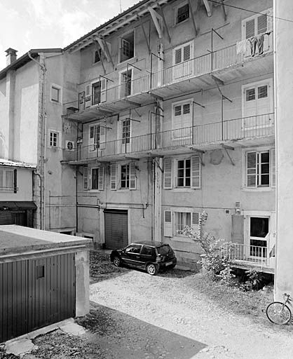 Façade postérieure du n° 143. © Yves Sancey / Région Bourgogne-Franche-Comté, Inventaire du patrimoine - 2003 Façade postérieure du n° 143. © Yves Sancey / Région Bourgogne-Franche-Comté, Inventaire du patrimoine - 2003